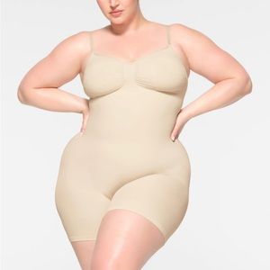 👸🏻 NWOT! SKIMS Seamless Sculpt Mid Thigh Bodysuit